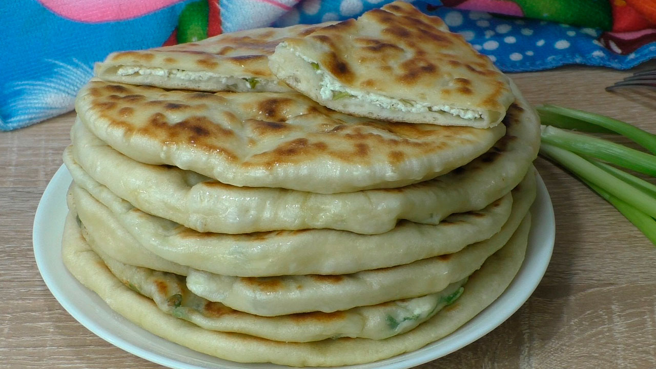 Лепёшки с творогом и зелёным луком: вкуснятина на завтрак, жарятся на  сковороде без масла (начинку можно брать любую)