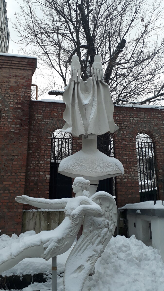 Скульптуры, расположенные на улице во внутреннем дворе "Дома Бурганова". Фото автора.