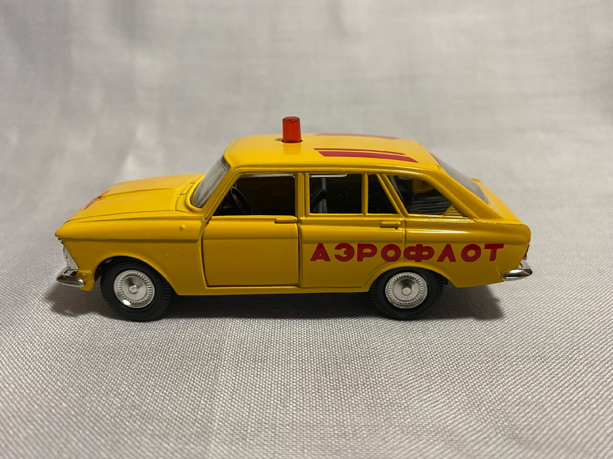 Картину также дополнили красный маяк на крыше и цвет типа "такси". 