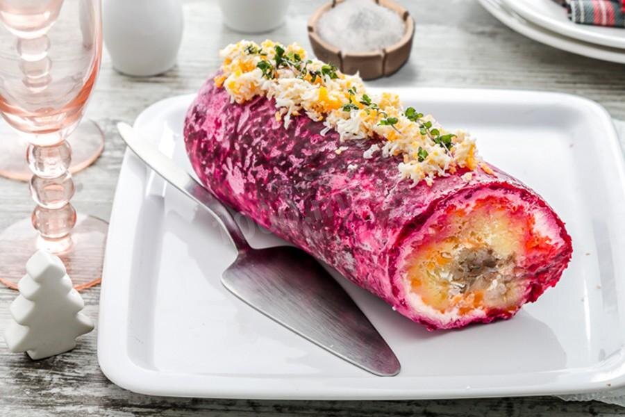 Подай всем знакомый салат необычным способом, удиви гостей! Салат "Шуба" знаком многим с детства, его вкус не заменит никакое блюдо. Но вот на стол подавать Шубу уже становится как-то банально. Предлагаю не отказываться от любимого блюда, а подать его на стол в новом формате -рулет!!