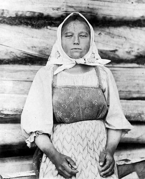 Посмотрите на юное лицо девушки-крестьянки и её же абсолютно "старушечьи" руки 