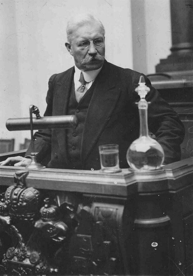 Милюков П.Н. на трибуне Государственной думы в 1915 году. Фото с сайта "Википедия" 