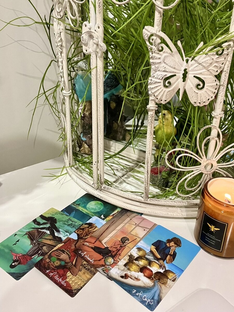 1️⃣ Ваш партнёр однозначно сейчас буквально  «запутался» по поводу того , что именно ему стоит делать с вами . То есть и отпустить вас не может , и в тоже время «отдавать» не готов. Под «отдавать» я подразумеваю дарить вам все своё свободное время , делится материальными ресурсами, радовать эмоциональными переживаниями. Как итог- человек выбирает просто молча наблюдать .