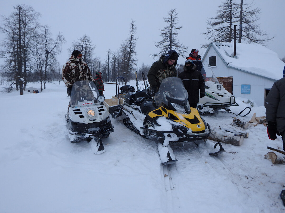 Приехали на снегоходах