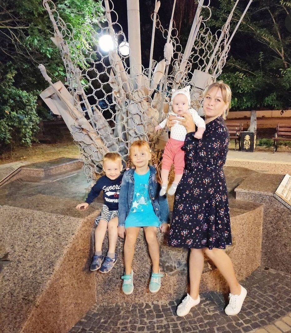 Я с тремя младшими детьми. 