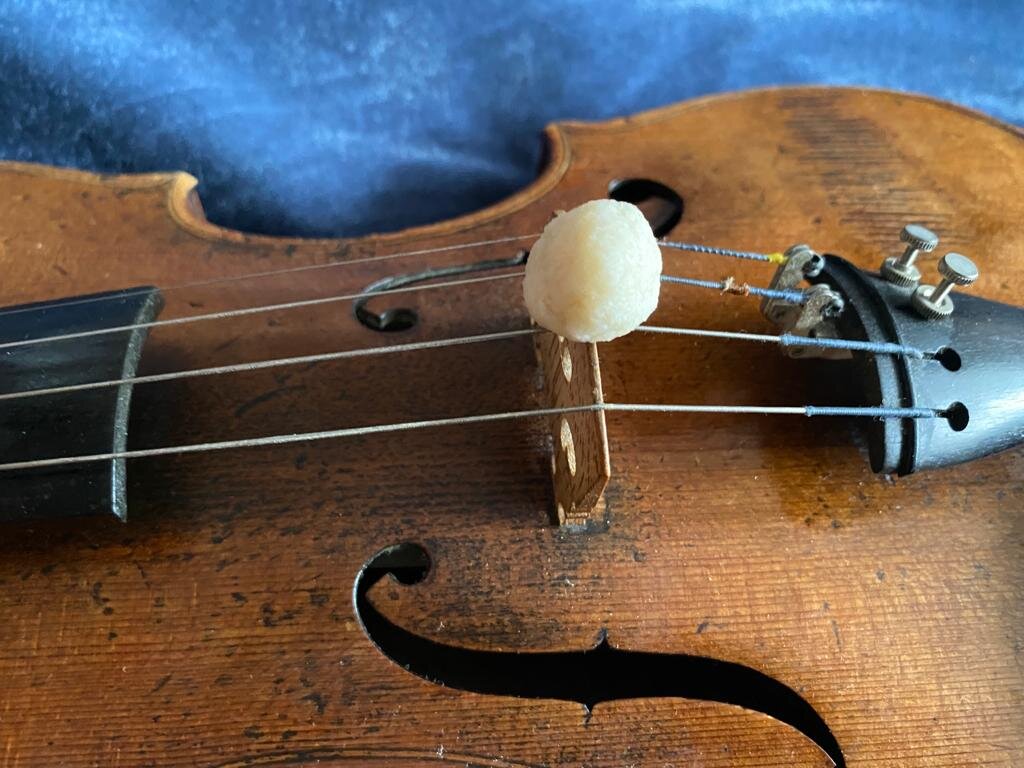 Прикрепляем шарик на верхней точке подставки 