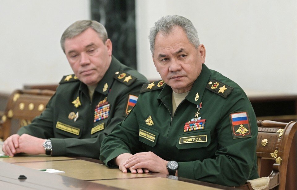     Сергей Шойгу (справа)  REUTERS