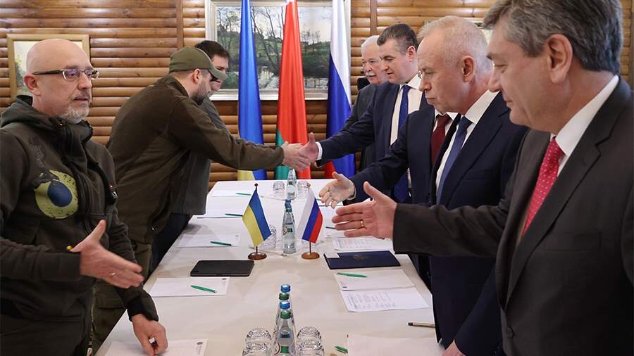 Члены делегаций России и Украины