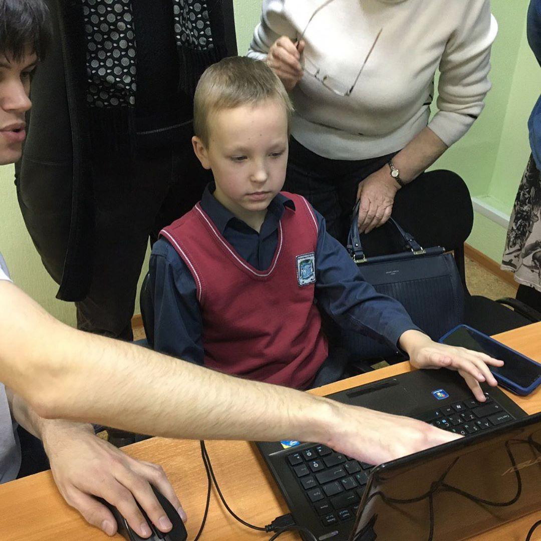 А это Саша! Спустя 1,5 года обучения в нашей школе в свои 10 лет он изобрел приложение в среде App Inventor. Он создал приложение, в котором собака реагирует на его голосовые команды. Говоришь «дай лапу!» и собака дает лапу! Просто невероятно!