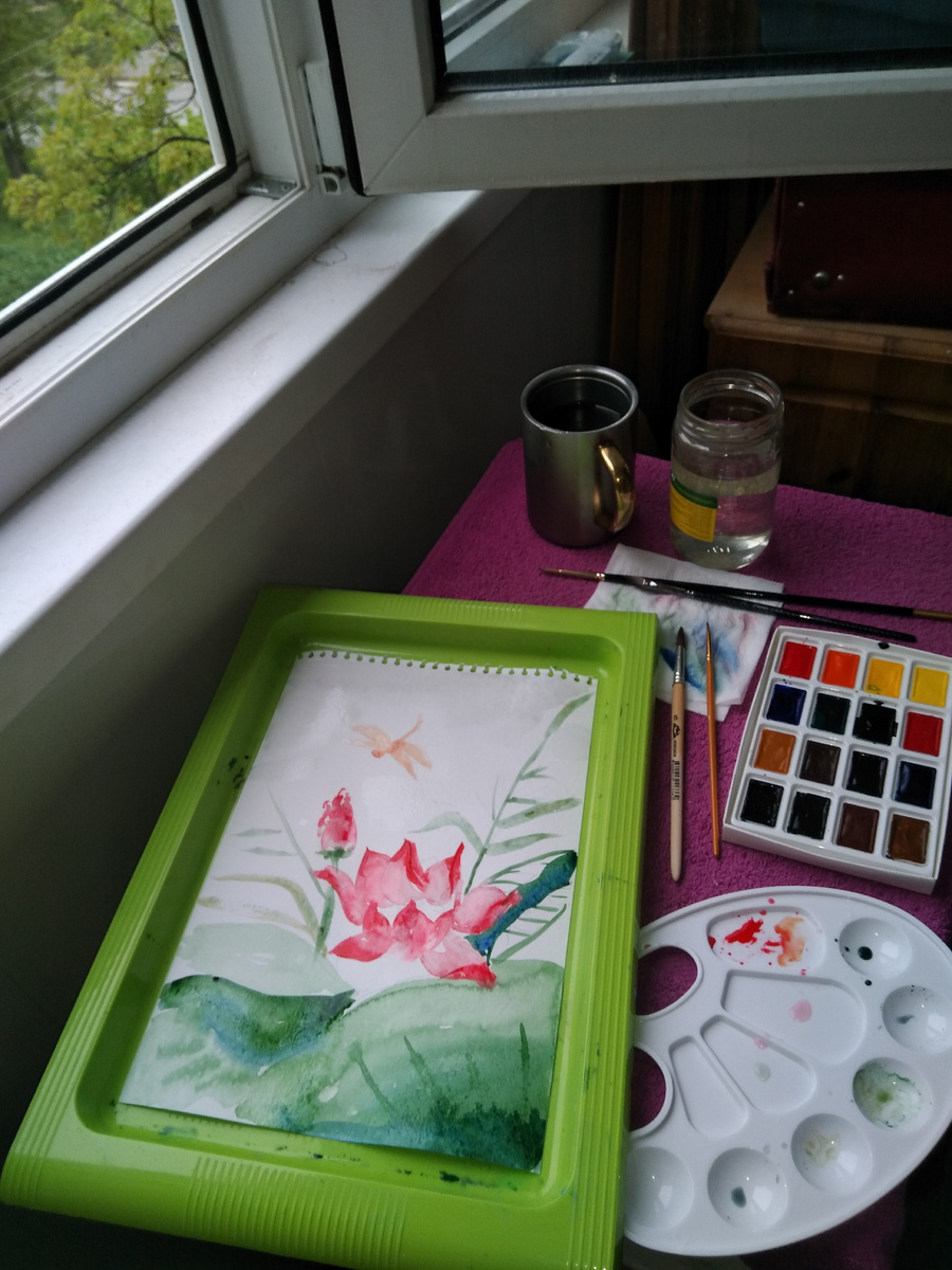 На балконе. За окном - зеленый апрель. Пыжусь с картинки написать акварелью лотосовое озеро.. Фото Солей.