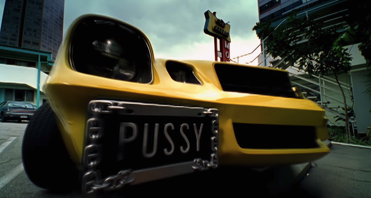 Кадр из клипа. Madonna – What It Feels Like For A Girl, 2000 (реж. Гай Ричи)