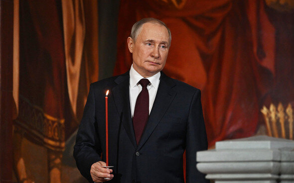 Президент России Путин поздравил отмечающих Пасху православных христиан и граждан страны
Президент России Владимир Путин поздравил православных христиан и всех граждан страны, отмечающих Пасху. Об этом сообщается на сайте Кремля.

Глава государства подчеркнул, что праздник объединяет людей вокруг высоких нравственных идеалов и ценностей, а также пробуждает в них светлые чувства.

Кроме того, российский лидер отметил работу Русской православной церкви и других христианских конфессий, направленную на сбережение духовных традиций и воспитание будущего поколения. По его словам, особого признания также заслуживает деятельность христианских религиозных организаций.

Ранее сообщалось, что Путин посетил пасхальную службу в храме Христа Спасителя в ночь на воскресенье, 24 апреля. Рядом с ним был мэр Москвы Сергей Собянин. Торжественный молебен совершил патриарх Московский и всея Руси Кирилл.