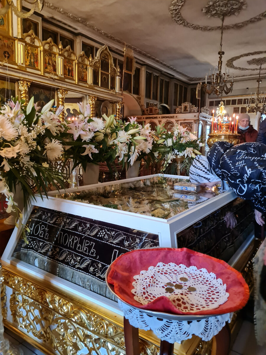 Нарядно украшенная Плащаница