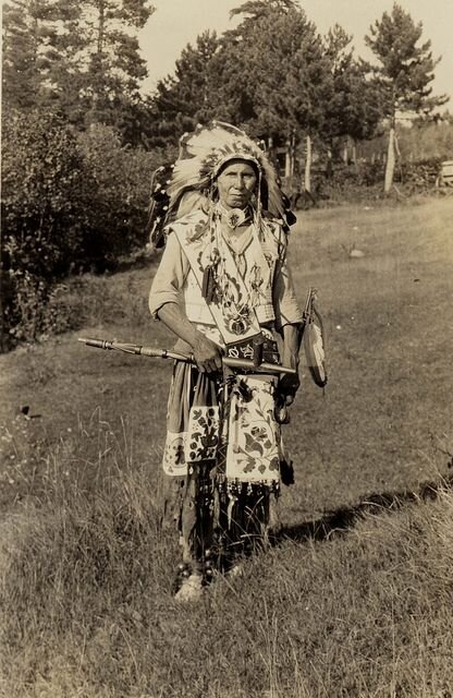 Джон Лягушка, шаман с "говорильным"жезлом - жезл вручали тому, кто держал речь на совете старейшин, 1922 г.  (из коллекции Университета Милуоки)