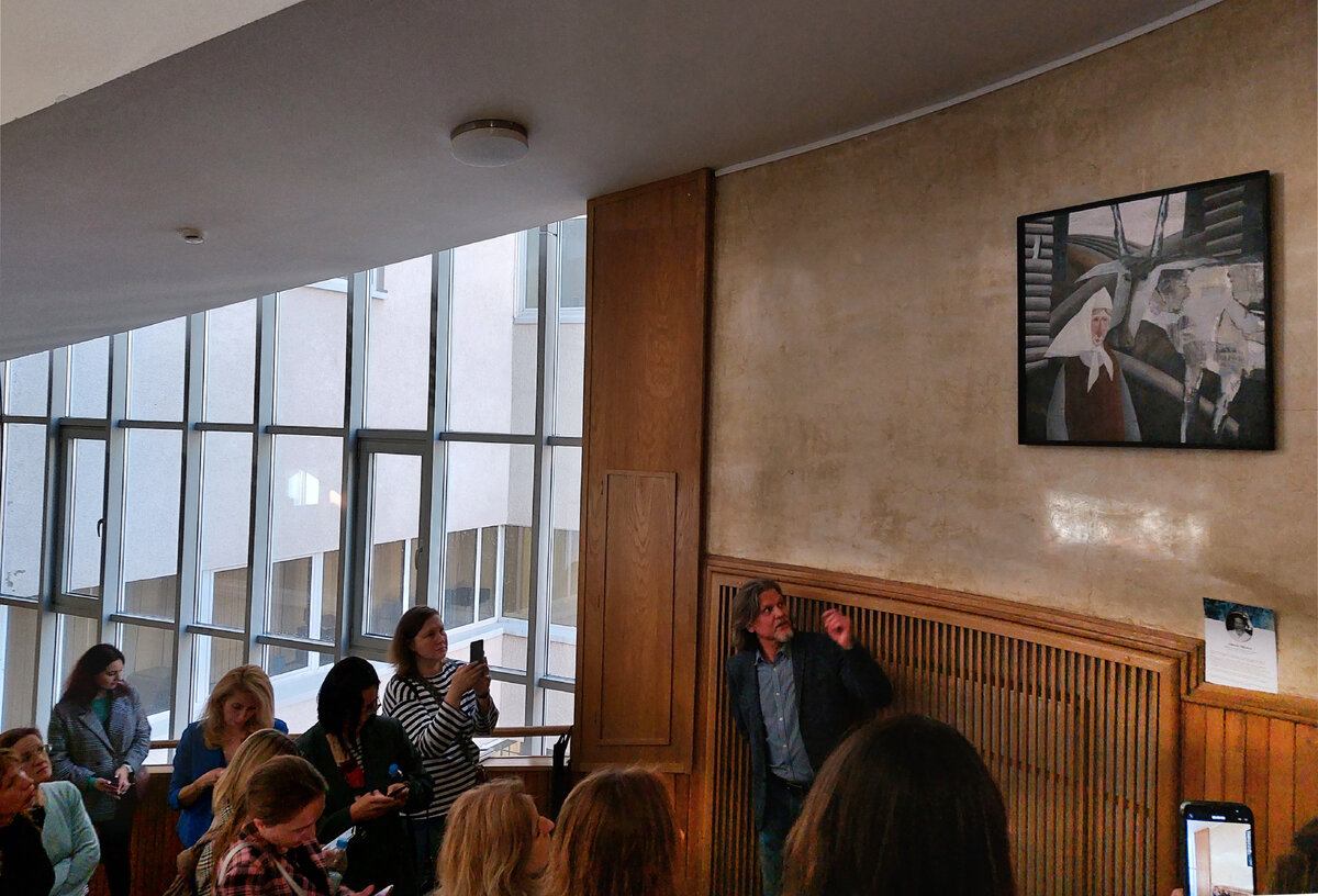 Алексей Чайкасов рассказывает о своей работе зрителям на открытии выставки "Ретроспектива" 27 мая 2022 в Росстате.