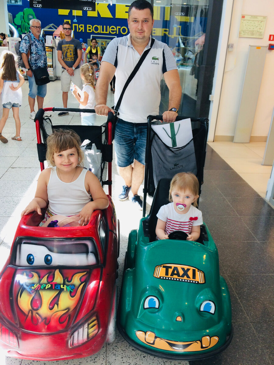 Ну, честно скажу, в ТЦ мы особо-то детей не баловали - загрузили в машинку, мультик включили, пристегнули покрепче, чтоб не сбежали - и давай закупать всё. Фото автора