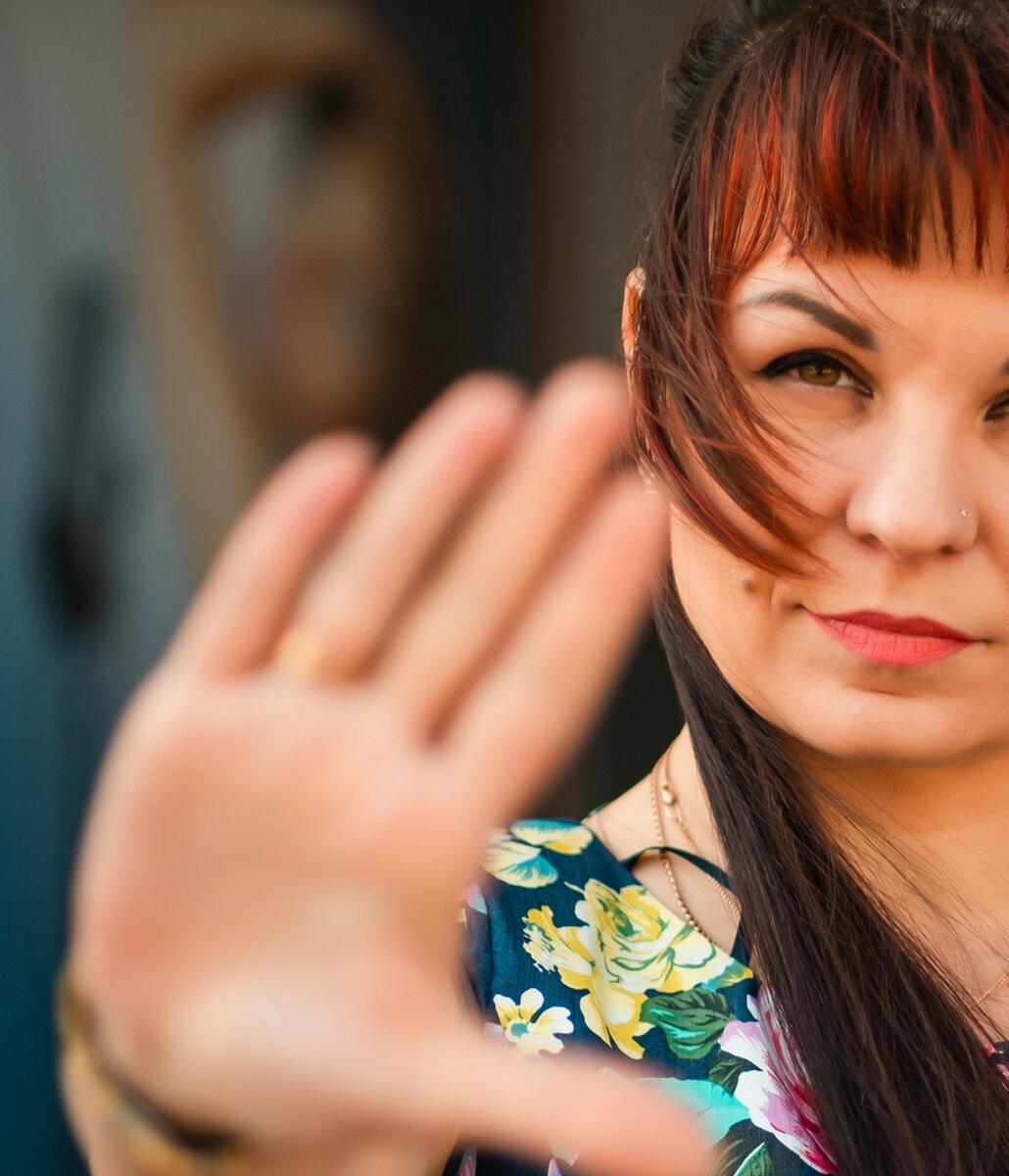 Я, как и семейный юрист, уделяю много времени на статистику разводов, в т.ч. после «пробных» браков. ⠀
В моей практике много примеров, когда сожитель не является ни наследником, ни законным супругом, т.к. юридически – он никто, ведь брак – это трехстороннее соглашение между мужем, женой и государством.
⠀
Однажды я наткнулась на исследование, которое сначала вызвало большой интерес, а потом я лишний раз убедилась в неоспоримой его правильности.
⠀
«Эффект сожительства» был описан в книге Мэг Джея «Важные годы». Американский психолог говорит нам о том, что пары, проживающие вместе до брака, менее довольны своими отношениями, чем те, которые сразу отправились в ЗАГС.
⠀
Необходимо учесть, что «эффект сожительства» наблюдается только в случаях, когда двое живут вместе до помолвки, до взятия каких бы то ни было обязательств друг перед другом, а не когда это происходит до брака.
У пар, которые живут вместе до брака, но после помолвки и которые взяли на себя публичные обязательства, вероятность неудачного или расторгнутого брака не выше, чем у пар, не живущих вместе до вступления в брак. Эти пары не подвержены "эффекту сожительства".
=======================
К тому же, оборачиваясь назад – вы помните откуда к нам пришел "брак"?
⠀
До 1917 года в Российской империи была только одна форма бракосочетания между мужчиной и женщиной.
Церковный брак.
⠀
Уже 2 февраля 1918 года вышел декрет "Об отделении церкви от государства". А сама церковь вообще оказалась вне закона.
⠀
В Советском союзе была только такая форма регистрации бракосочетаний. И называлась она гражданским браком.
⠀
Но вот называть себя сожителями как-то не принято. Это вполне обычное слово приняло постыдное значение. Но в том то и парадокс, что люди как жили вместе, так и будут жить, но называть вещи своими именами боятся.
⠀
Как думаете, что нас ждет в будущем?
⠀
Я, всё-таки за то, чтобы девушки выбирали ответственных мужчин.
=======================
Со мной можно связаться по тел
7904 050 2222
Офис: г. Н/Новгород, ул. Ильинская
=======================
Если есть вопросы – пишите,
под постом, отвечаю в ВК бесплатно.