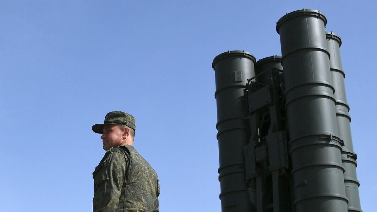    Военнослужащий у пусковой установки зенитно-ракетного комплекса С-400 "Триумф"© РИА Новости / Максим Блинов