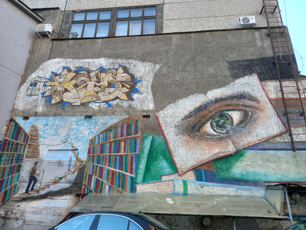 Арт-объект во дворе типографии «Уральского рабочего», его смысл: книги — проводники к свету