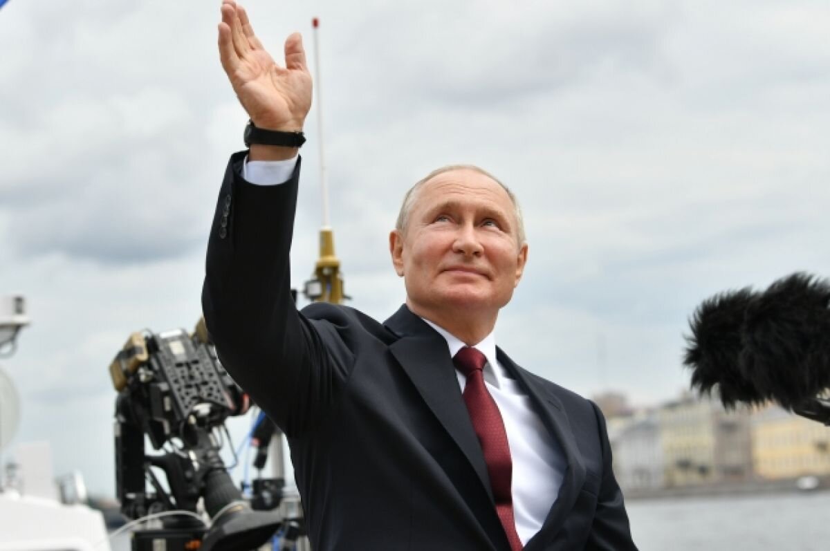    Путин принимает участие в мероприятиях ко Дню ВМФ в Петербурге