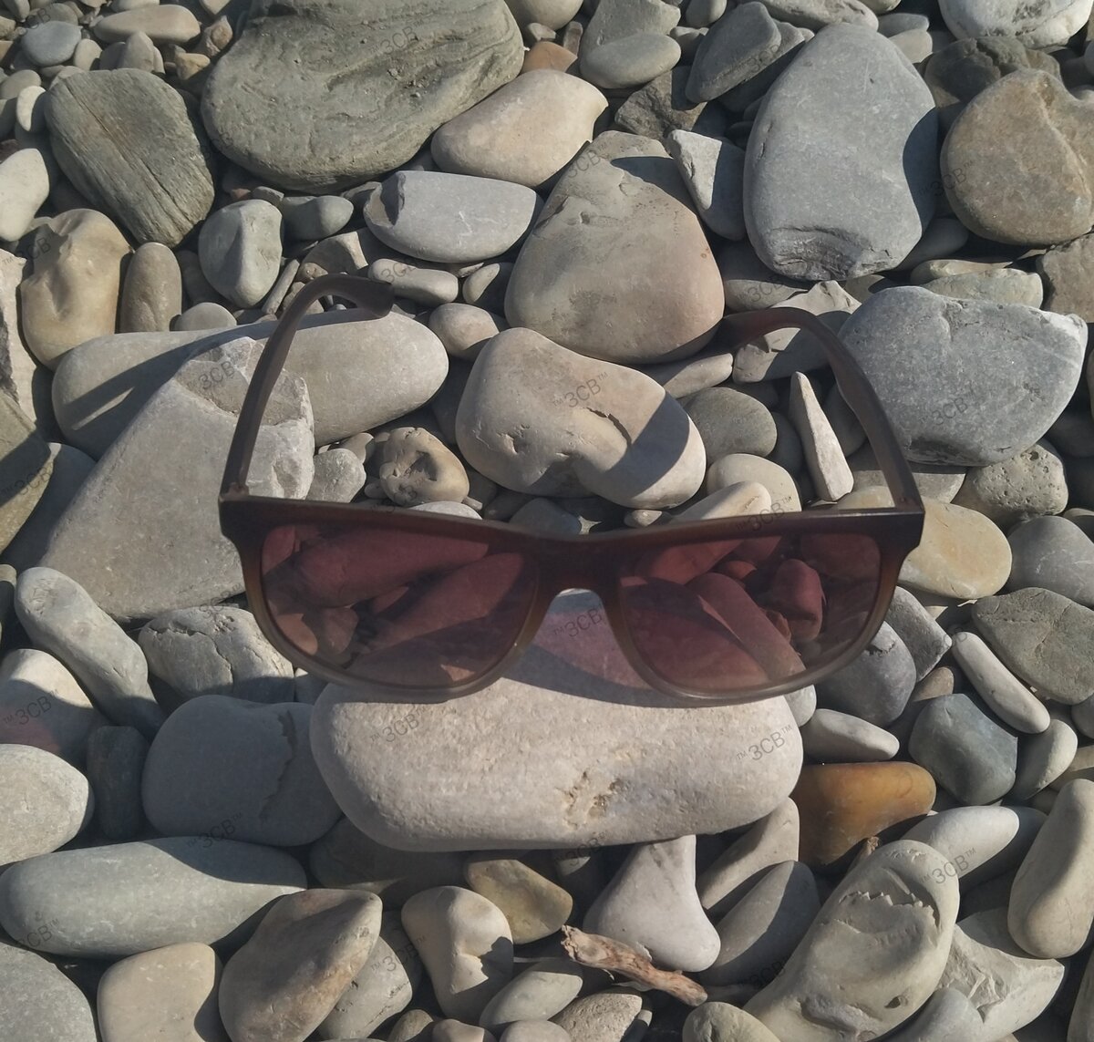 Небуг. Пляж. Очки. Жизнь прекрасна... Фото моë. Очки тоже. 