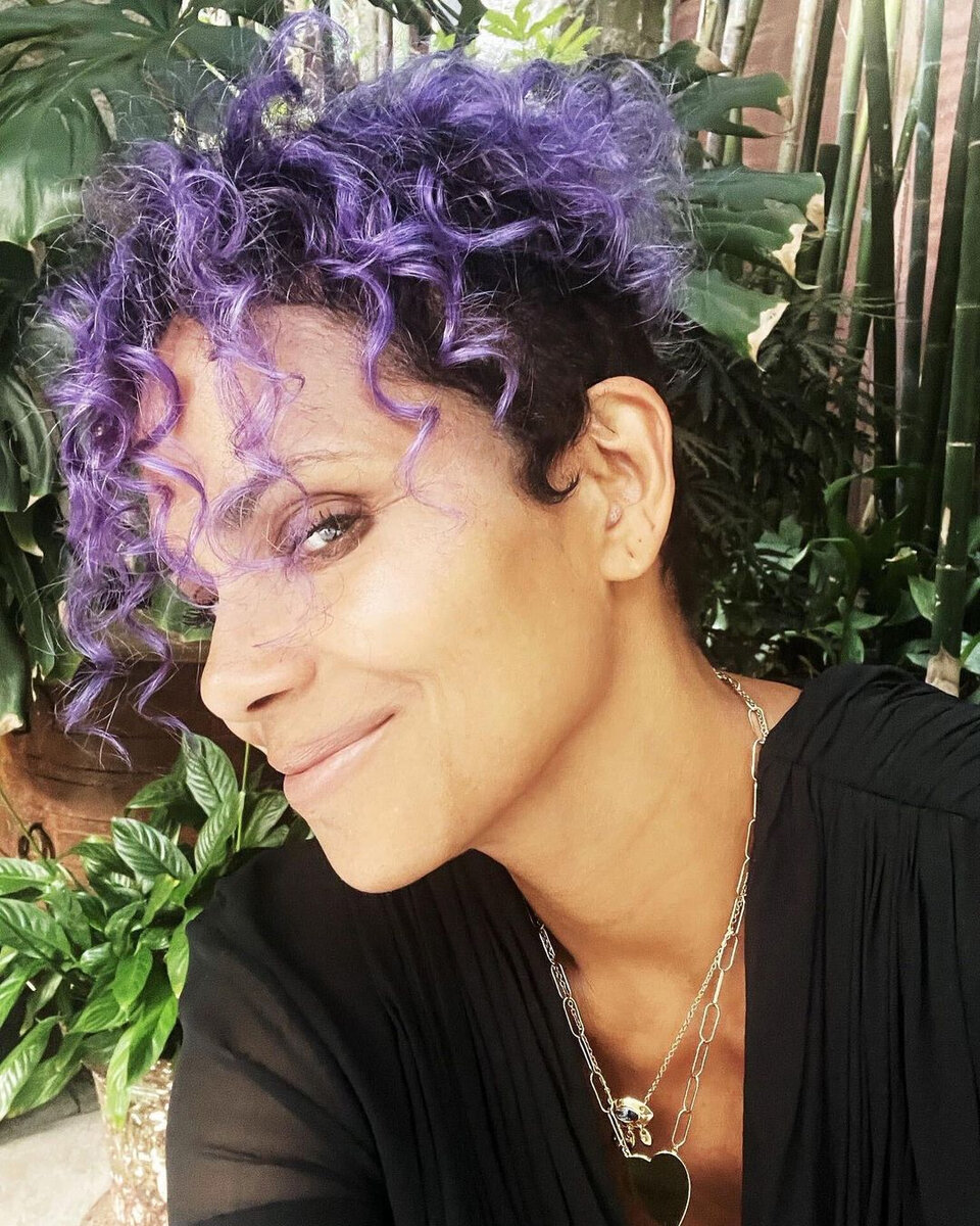    Холли Берри перекрасила волосы в фиолетовый цвет. Фото: @halleberry