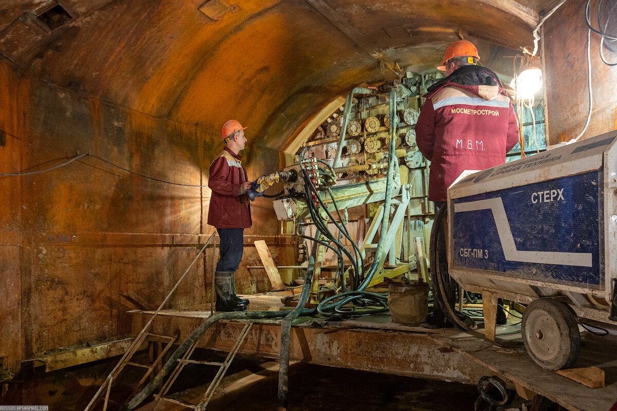 1. Проходка небольшого коридора велась в несколько очередей. Сначала делали  закрепление грунта и только потом продвигались на несколько метров. А потом  снова повторяли.