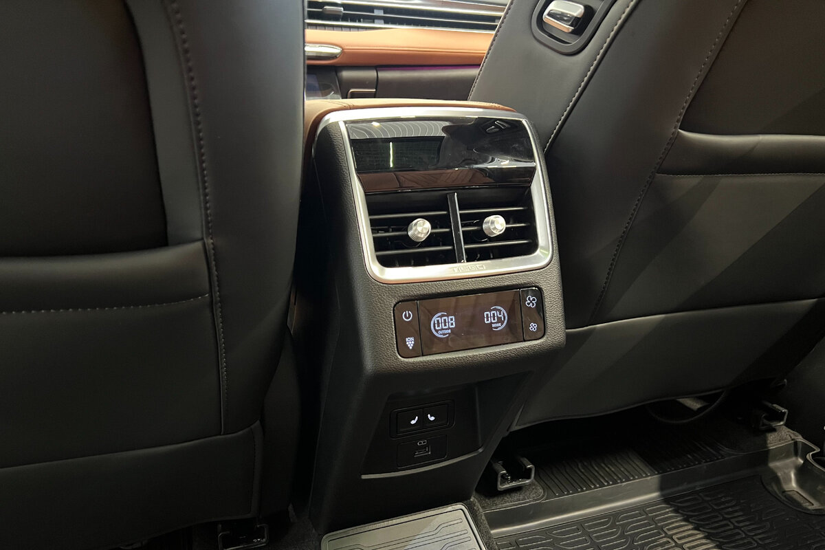 Дефлекторы для задних пассажиров оснащены цифровым управлением