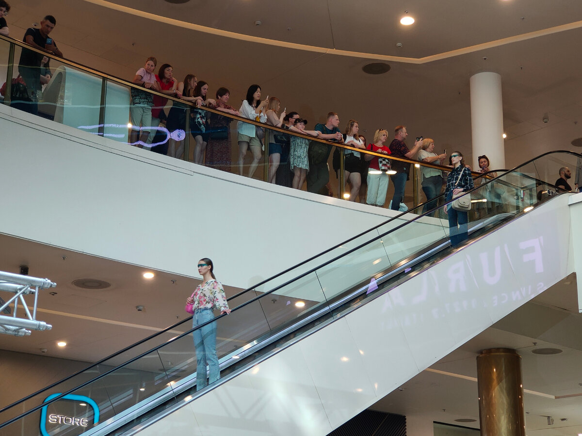 Стройные девушки во вполне "носибельной" одежде на медленно ползущем эскалаторе