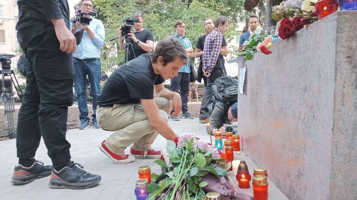    Возложение цветов к скульптуре "Весть" в сквере Мстислава Ростроповича в Москве в память погибшей Дарьи Дугиной
