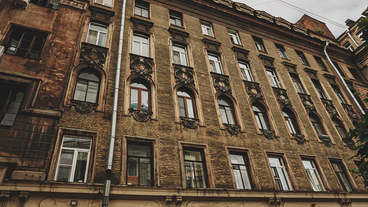 Фасад здания выходящий на саму Никольскую церковь.