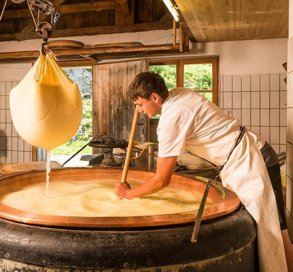 "Так вот, как он производится!". 8 этапов изготовления сыра. Каких ...