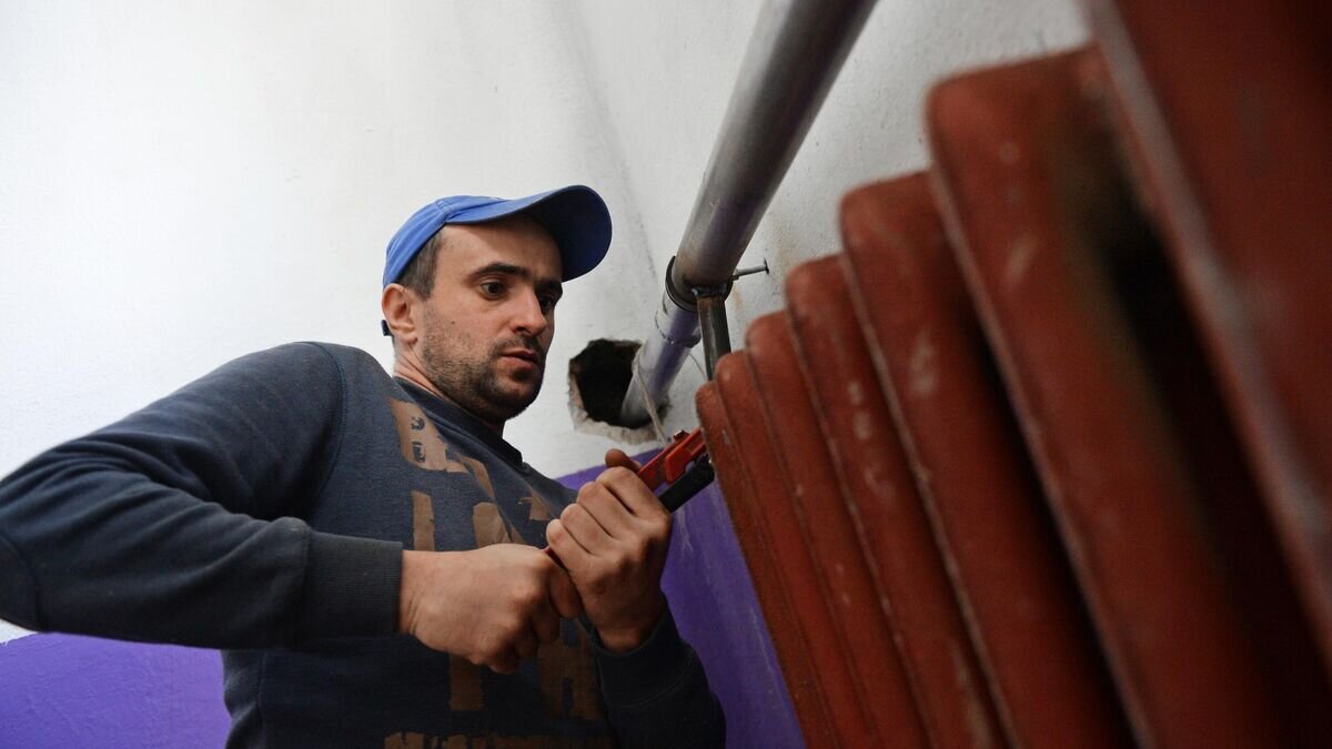    Подготовка к отопительному сезону в подъезде жилого дома в поселке Калиново Свердловской области© РИА Новости / Павел Лисицын