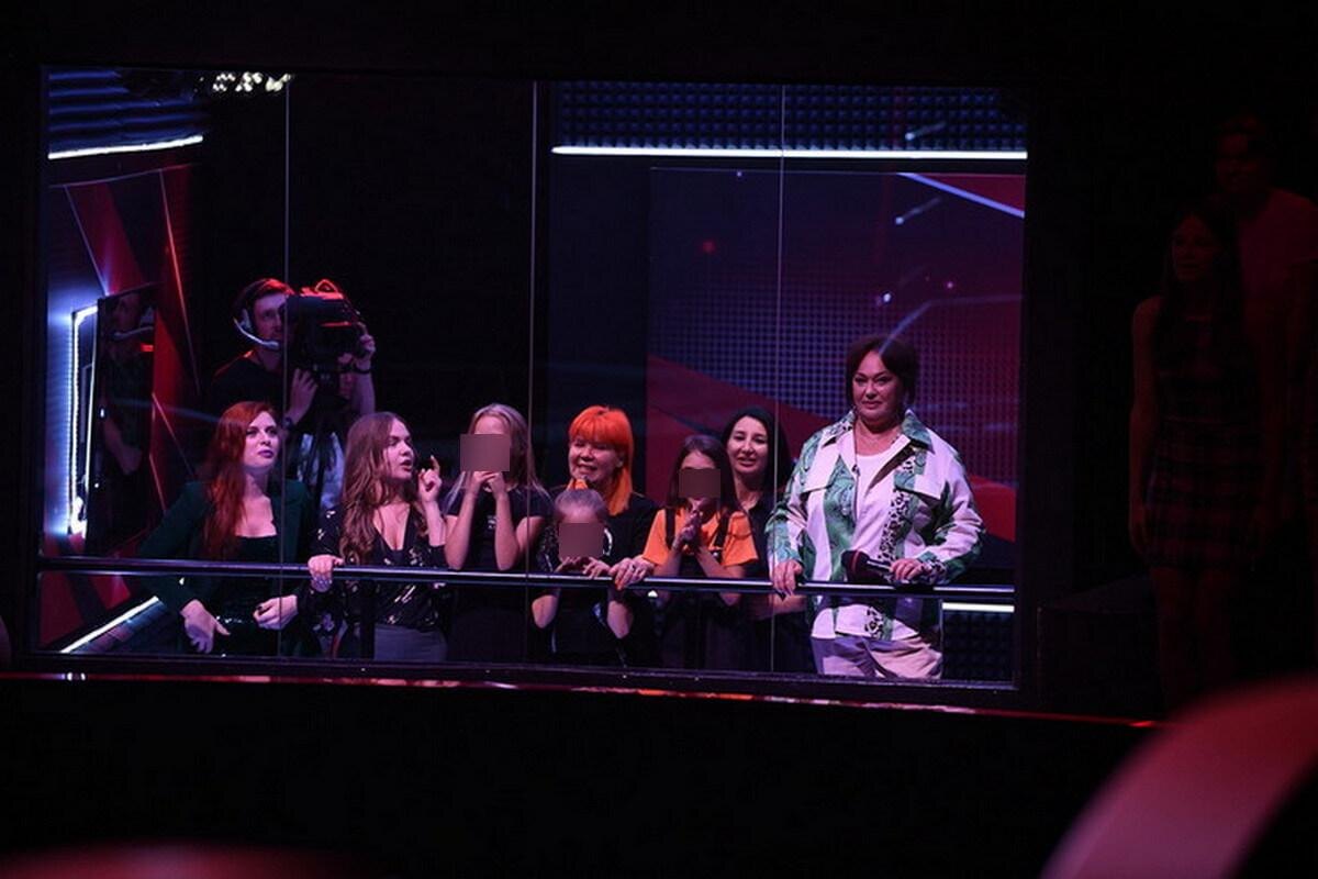    63-летняя звезда программы "Давай поженимся!" Лариса Гузеева будет вести шоу "Голос"