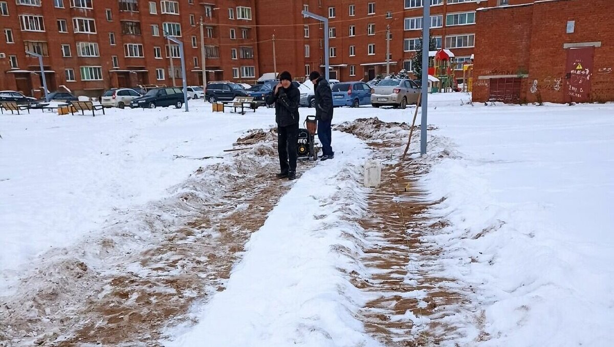     В социальных сетях жители назвали «невыносимым маразмом» обустройство бордюров на новом тротуаре зимой.