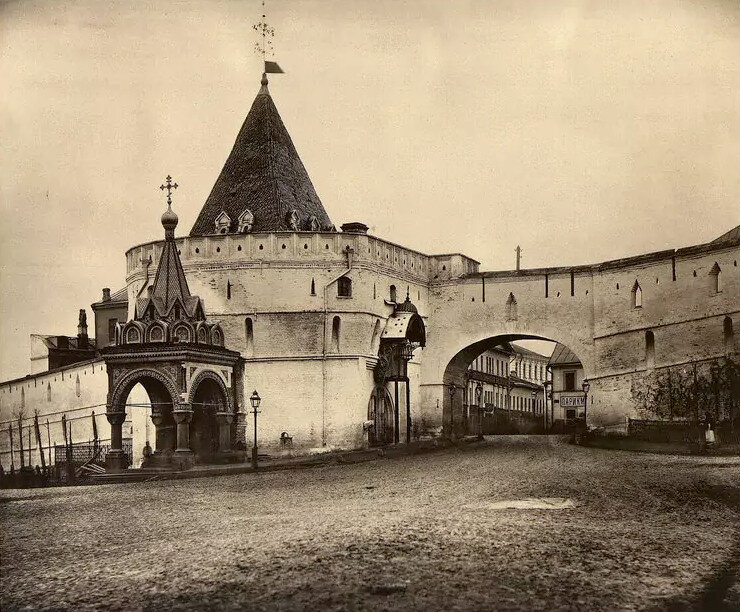 Варварские ворота Китайгородской стены. 1884 год. Источник: сайт www.pastvu.com