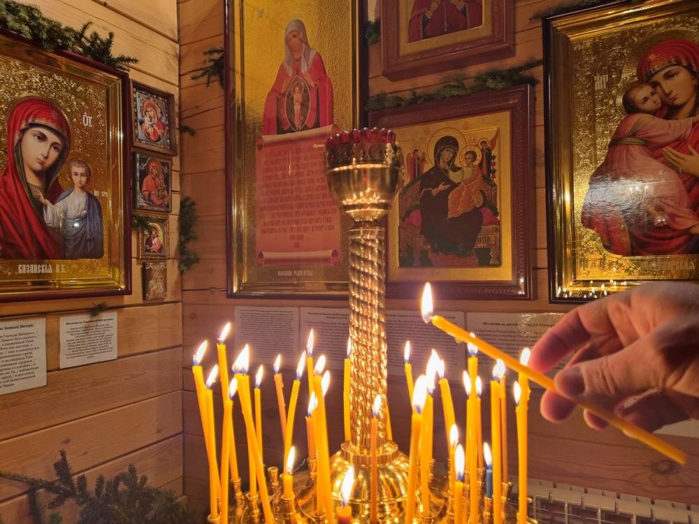 Православная церковь призывает всех ежедневно ровно в 20:00 часов склонить головы в молитве о здравии наших воинов.