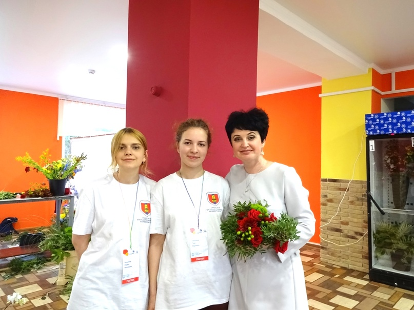 Александра Федоровна со своими студентками. 