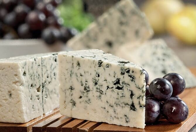  Не каждый продукт, покрытый плесенью, считается съедобным. Сыр с плесенью относится не просто к съедобным, а к полезным продуктам.-2