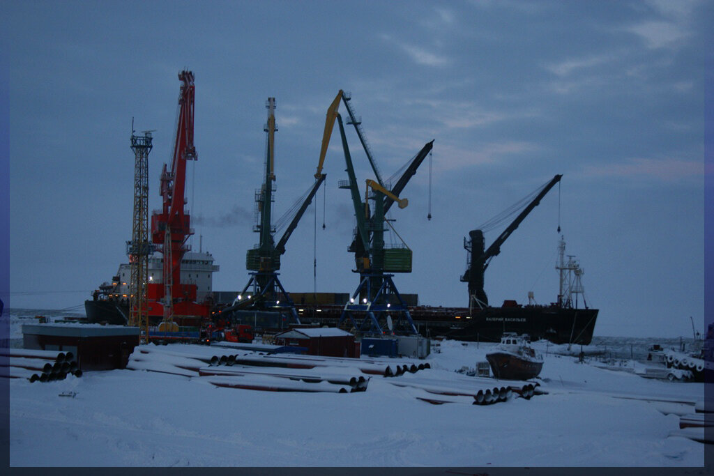 Погрузо-разгрузочные работы в морском арктическом порту Певек.