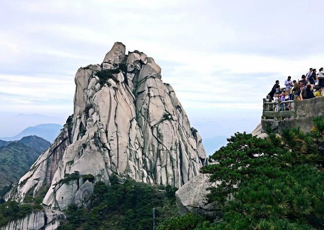 Заповедник Тяньчжушань (кит. 天柱山; «горы небесного столба»)