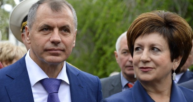 Минувшая сессия Заксобрания стала поистине знаковой для понимания политической обстановки в городе: Ленина, 2 и Ленина, 3 находятся в состоянии войны, которая из холодной переросла в открытый конфликт. Так губернатор Севастополя Дмитрий Овсянников продавил выгодные ему поправки в бюджет, назвав работу парламента «фарсом», спикер Екатерина Алтабаева нанесла ответный удар
+