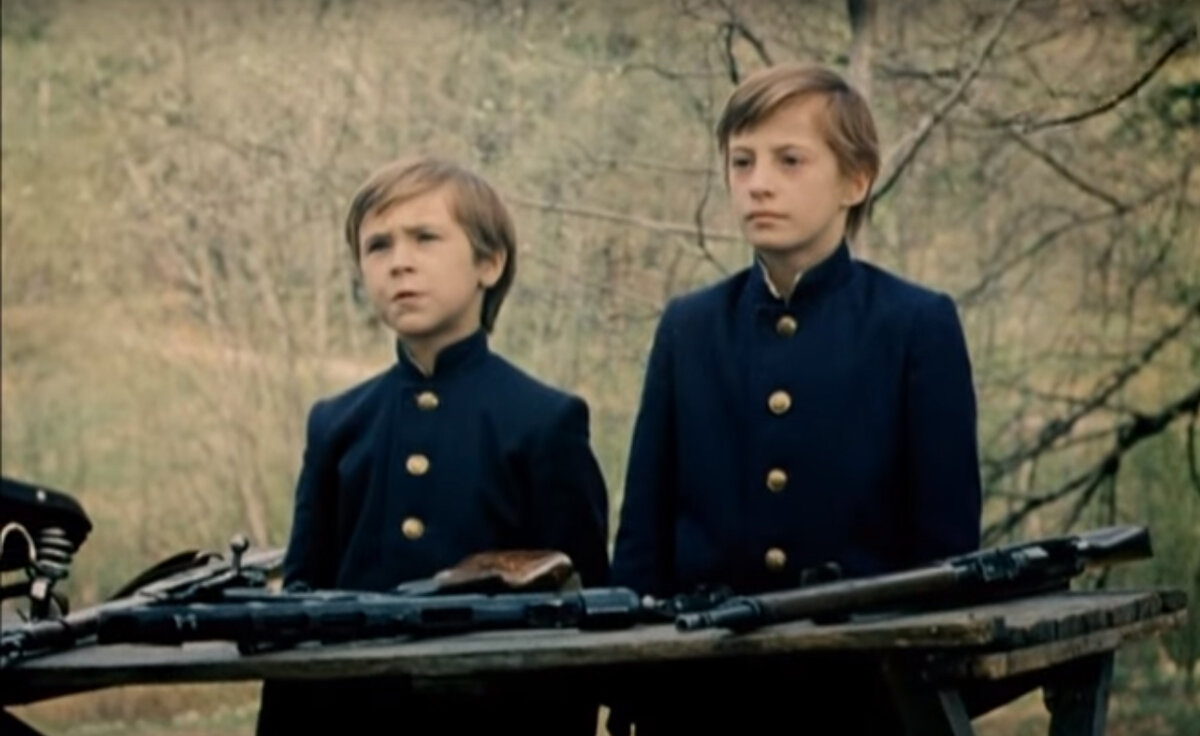  Алексей Черствовал (слева) и Зоя Евсеева в фильме "Подранки"