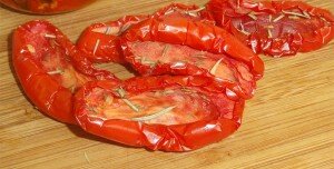 Правильно выбрав сорт помидоров и определившись с самым удобным методом вяления, можно ознакомиться с рецептами приготовления пикантной закуски, чтобы выбрать самый интересный для себя рецепт.