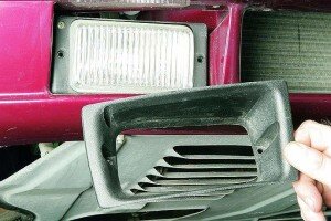 Загоняем автомобиль на эстакаду таким образом, чтобы бампер незначительно был свешен над землей. Такое положение автомобиля на эстакаде предоставит свободный доступ к обратной стороне бампера, где вмонтированы противотуманки. Можно расположить машину передними колесами на выезде из гаража, если рядом не имеется эстакады. Хорошо вымываем бампер со всех сторон. Это существенно упростит ход снятия противотуманного фонаря.