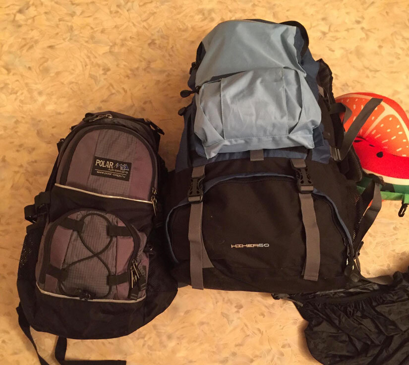 Наша с мужем и ребенком ручная кладь: каждому по рюкзаку