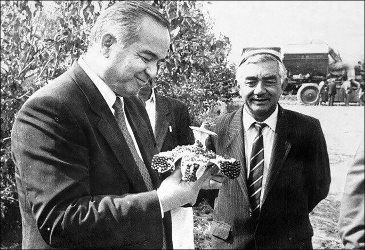 
Отец Ахрора Ергашева Акром с Исламом Каримовым. Фото из Facebook Ахрора Ергашева
