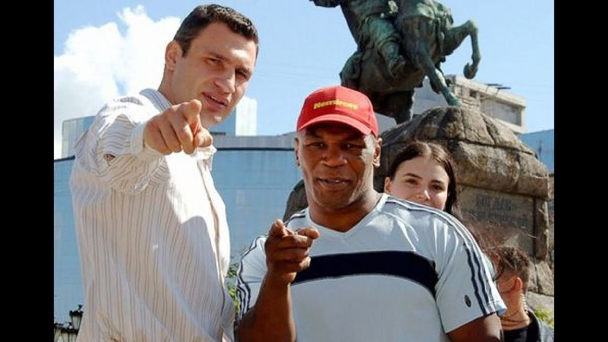 Майк тайсон кличко. Майк тайсон бой 1995. Майк тайсон и кличко. Леннокс льюис майк тайсон. Бокс кличко майк тайсон.