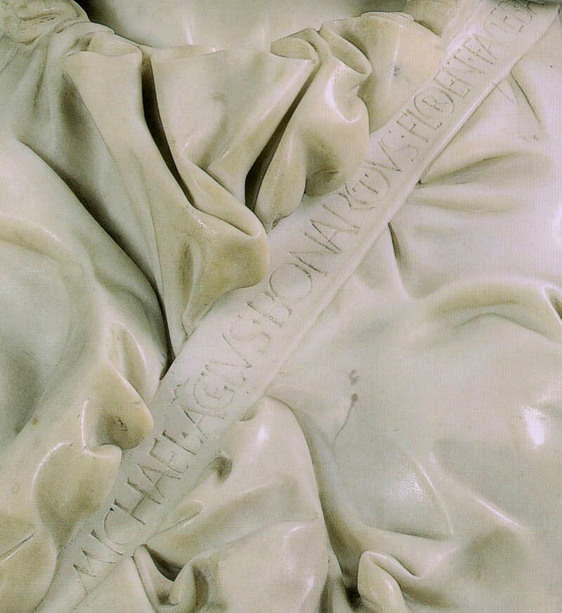 Плечевой ремень в скульптуре с текстом автора ( фото из Википедии)