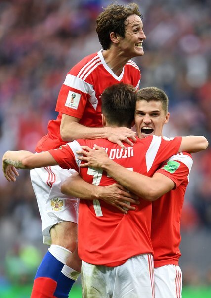 Россияне празднуют гол Головина. Фото: Patrik Stollarz/Agence France-Presse — Getty Images 